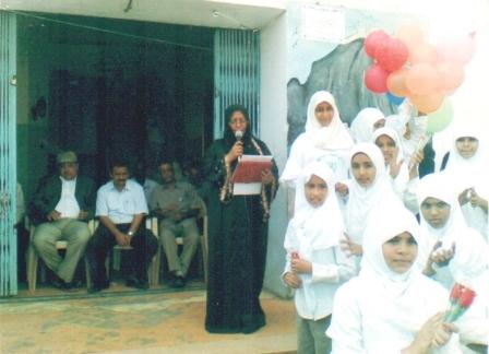 مديرة مدرسة الطويلة لدى إلقائها كلمتها