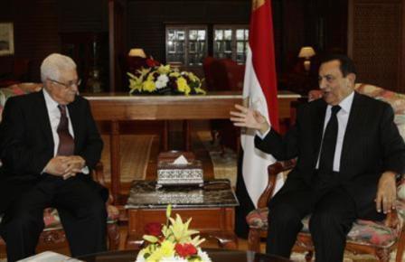 الرئيس المصري حسني مبارك (إلى اليمين) يتحدث مع نظيره الفلسطيني محمود عباس خلال اجتماعهما بشرم الشيخ يوم أمس.