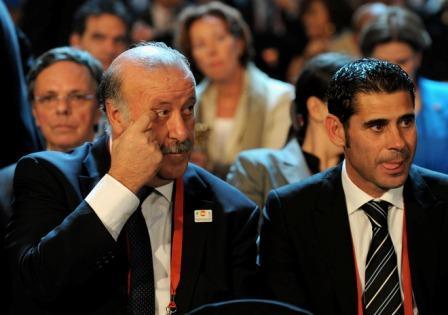 مدرب منتخب اسبانيا فيسنتي دل بوسكي (لام) واللاعب السابق فرناندو هييرو أثناء حضور مراسم سحب القرعة النهائية لكأس العالم لكرة القدم 2010