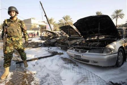 جندي عراقي في موقع انفجار سيارة ملغومة في وسط بغداد يوم أمس.