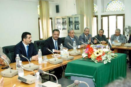 رئيس الوزراء لدى زيارته لوزارة الخدمة المدنية والتأمينات أمس