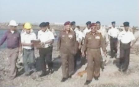 وزير الدفاع لدى زيارته القوات البحرية والدفاع الساحلي