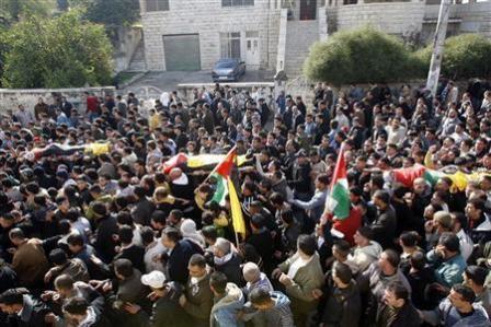 فلسطينيون يشيعون جنازة ثلاثة نشطاء قتلوا في غارة إسرائيلية في نابلس بالضفة الغربية يوم  أمس.