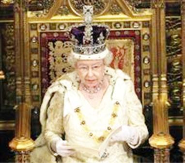 الملكة اليزابيث ملكة بريطانيا تلقي كلمة امام مجلس اللوردات في لندن