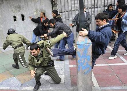 أفراد من المعارضة الإيرانية يشتبكون مع قوات الشرطة بوسط طهران .