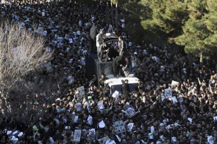 ايرانيون يسيرون خلف سيارة تحمل نعش منتظري في ( قم ) أمس الاثنين