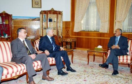 رئيس الجمهورية لدى استقباله عباس زكي أمس