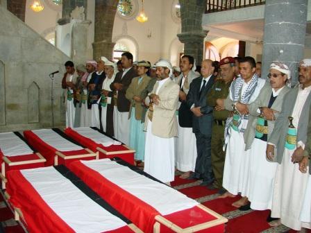 نائب الرئيس يؤدي صلاة الميت على الشهداء