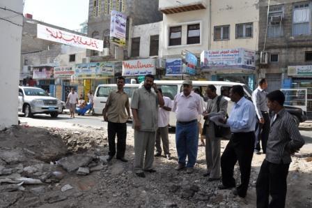 عدنان الجفري يتفقد سير العمل في شق وإعادة سفلتة وتأهيل الطرقات