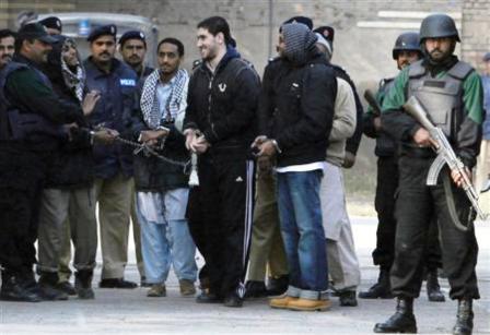 أفراد من الشرطة الباكستانية يرافقون الأمريكيين الخمسة الذين اعتقلوا في باكستان بعد مثولهم أمام المحكمة في سرجودا