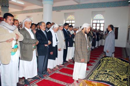 رئيس الجمهورية يؤدي الصلاة على جثمان الشهيد العميد أحسن أحسن عائض أمس