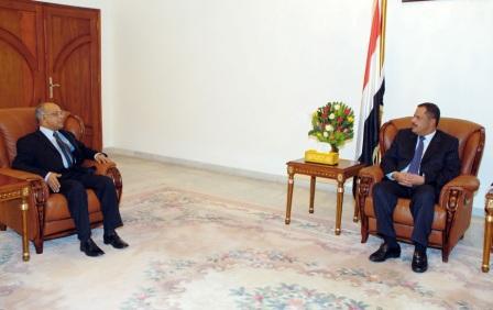 د. مجور أثناء استقباله السفير الباكستاني أمس