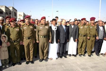 د.العليمي خلال تشييع شهداء الواجب.
