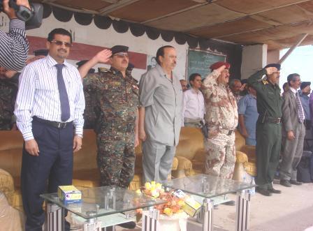 العميد يحيى محمد عبدالله صالح والقيادات الأمنية العسكري والسلطة المحلية بعدن ومدراء عموم أمام استعراض لقوات الأمن المركزي