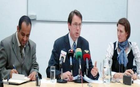 السفير البريطاني في المؤتمر الصحفي أمس