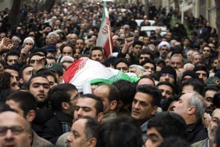 جانب من جنازة العالم النووي الإيراني مسعود علي محمدي في طهران يوم 14 يناير 2010.
