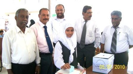 طالبة تدلي بصوتها