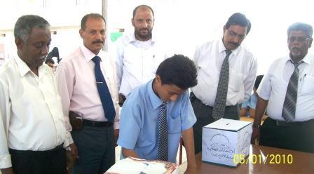 أحد الطلاب يدلي بصوته