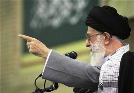 الزعيم الإيراني الاعلى آية الله علي خامنئي خلال كلمة في قم يوم أمس.