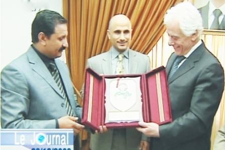 وزير الإعلام السوري يتسلم درع العروبة للرئيس الأسد