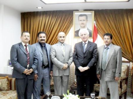 السفير اليمني يتوسط الوفد الصحفي