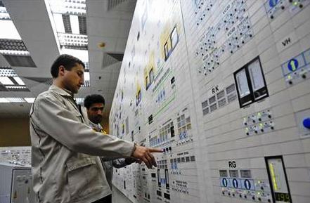 خبير روسي يعمل إلى جوار متخصص إيراني في مفاعل بوشهر النووي جنوب طهران يوم 30 نوفمبر 2009.