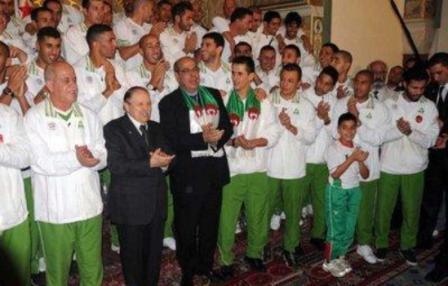 لقطة تجمع رئيس الوزراء احمد اويحيى بالمنتخب الجزائري