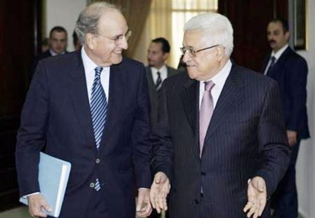 عباس (الى اليمين) يسير مع المبعوث الامريكي للسلام في الشرق الاوسط جورج ميتشل برام الله امس  الجمعة