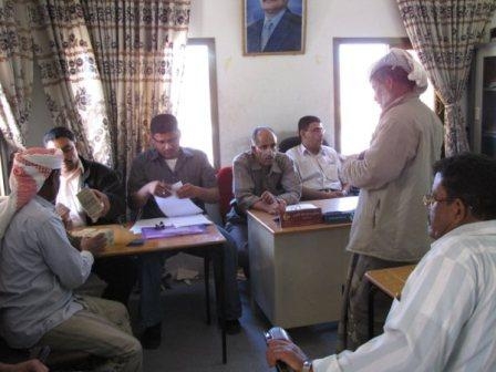 أثناء صرف التعويضات في القطاع الزراعي بحضرموت أمس