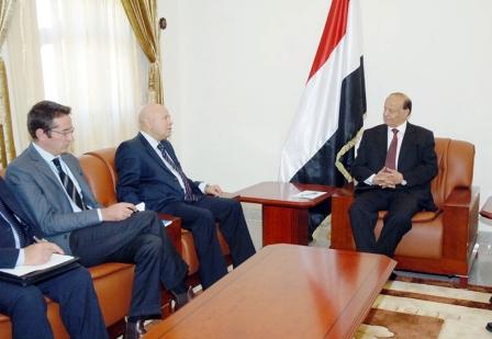 نائب الرئيس لدى استقباله المدير التنفيذي لبرنامج الأغذية العالمي الدالي بالقاسمي أمس