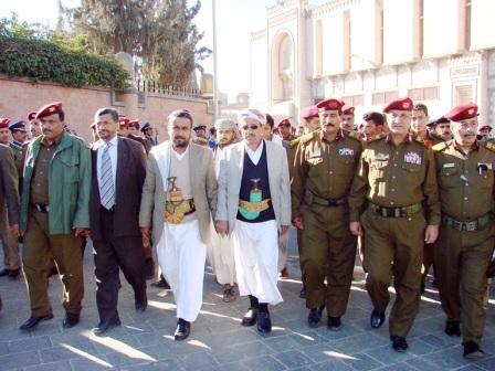 وزير الدفاع يتقدم المشيعين