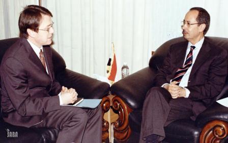 الأرحبي لدى استقباله السفير البريطاني بصنعاء أمس