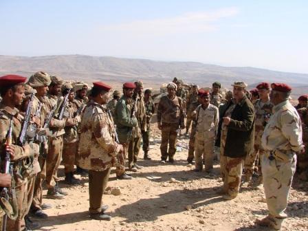 وزير الدفاع يزور مواقع المقاتلين بمديرية حرف سفيان