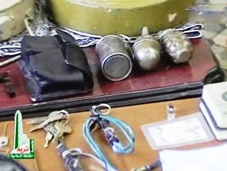 من الأسلحة والأجهزة المضبوطة مع المتهم