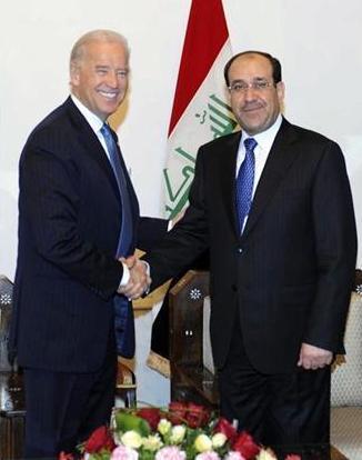 المالكي (إلى اليمين) أثناء استقباله بايدن في بغداد يوم أمس السبت.