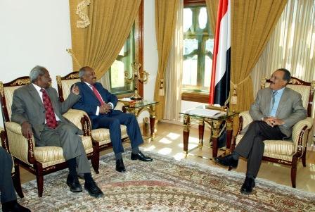 رئيس الجمهورية أثناء استقباله وزير خارجية اريتريا والوفد المرافق له أمس