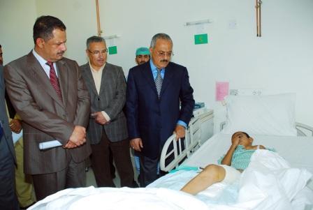 رئيس الجمهورية لدى تفقده أحد الأطفال المصابين أمس