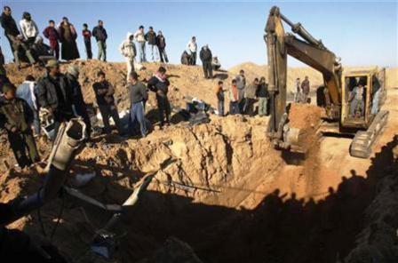 فلسطينيون ينظرون إلى نفق تهريب دمر في غارة إسرائيلية على قطاع غزة قرب الحدود مع مصر يوم أمس