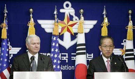وزير الدفاع الكوري الجنوبي كيم تاي يونج (إلى اليمين) ونظيره الأمريكي روبرت جيتس خلال مؤتمر صحفي في سول يوم 22 أكتوبر 2009