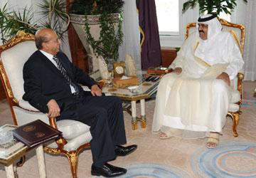 أمير قطر لدى استقباله الدكتور أبوبكر القربي أمس