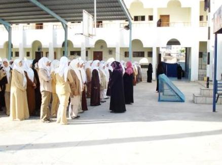 فتيات في طابور الصباح في أحد المدارس بعدن