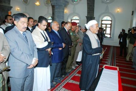 ويؤدي الصلاة على روح الفقيد مع جموع المصلين