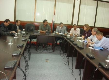 د. الجفري لدى لقائه عددا من ممثلي الصحف البريطانية أمس