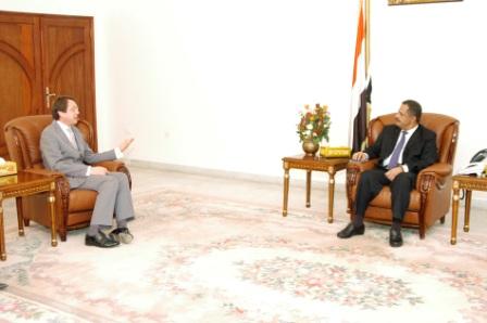 رئيس الوزراء لدى استقباله السفير البريطاني أمس