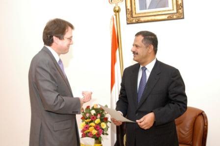 د. مجور يتسلم دعوة من وزير الخارجية البريطاني لحضور مؤتمر لندن