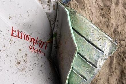 قطعة من حطام طائرة الركاب الإثيوبية المنكوبة جنوب بيروت يوم أمس الاثنين.