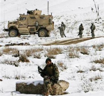 جندي أفغاني (في الإمام) وجنود أمريكيون بالقرب من موقع الجيش الأفغاني الذي تعرض للقصف من قبل قوات حلف شمال الأطلسي في وردك جنوب غربي كابول يوم أمس  السبت.