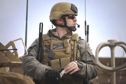 جندي بقوة المعاونة الأمنية الدولية التي يقودها حلف شمال الأطلسي يراقب منطقة قرب هرات بأفغانستان يوم 14 ديسمبر 2009
