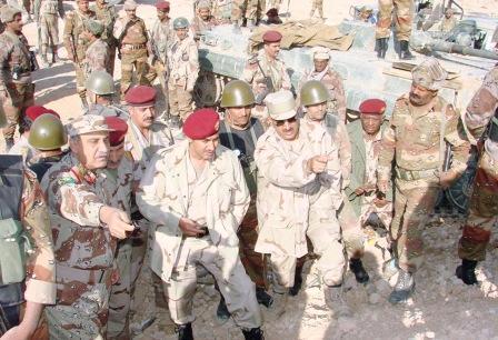وزير الدفاع يطلع على المهام القتالية في محور حرف سفيان