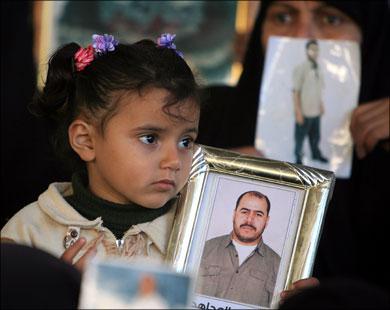طفلة فلسطينية تحمل صورة أبيها الأسير